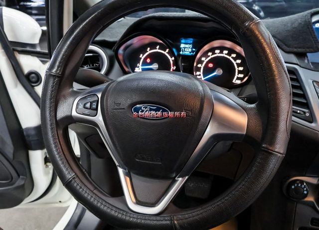 時尚型 少跑里程保證 車況超好 影音系統 衛星導航 TCS ABS 雙安 代步通勤好選擇 可全貸 不用殺價就很便宜!  第12張相片