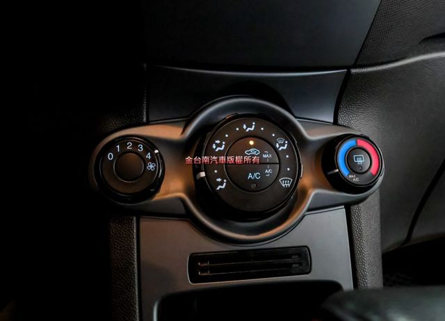 時尚型 少跑里程保證 車況超好 影音系統 衛星導航 TCS ABS 雙安 代步通勤好選擇 可全貸 不用殺價就很便宜!  第15張相片