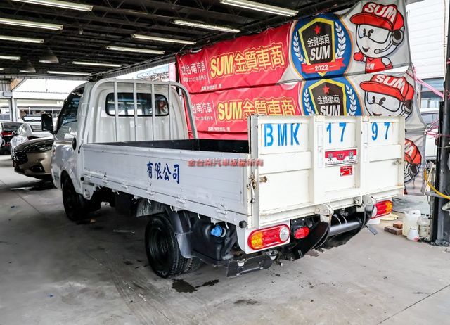 框式 只跑2.5萬 循跡防滑 視野輔助  摺疊升降尾門 倒車顯影 原廠保養 可全貸!  第2張相片