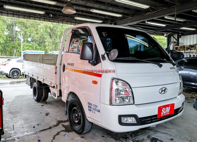 框式 只跑2.5萬 循跡防滑 視野輔助  摺疊升降尾門 倒車顯影 原廠保養 可全貸!  第5張相片