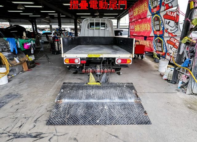 框式 只跑2.5萬 循跡防滑 視野輔助  摺疊升降尾門 倒車顯影 原廠保養 可全貸!  第8張相片