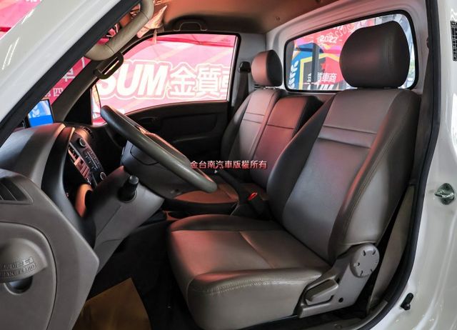 框式 只跑2.5萬 循跡防滑 視野輔助  摺疊升降尾門 倒車顯影 原廠保養 可全貸!  第9張相片