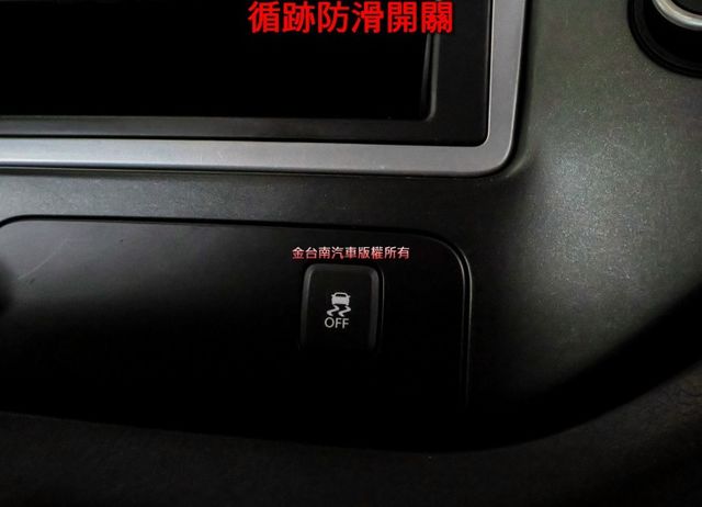 框式 只跑2.5萬 循跡防滑 視野輔助  摺疊升降尾門 倒車顯影 原廠保養 可全貸!  第16張相片