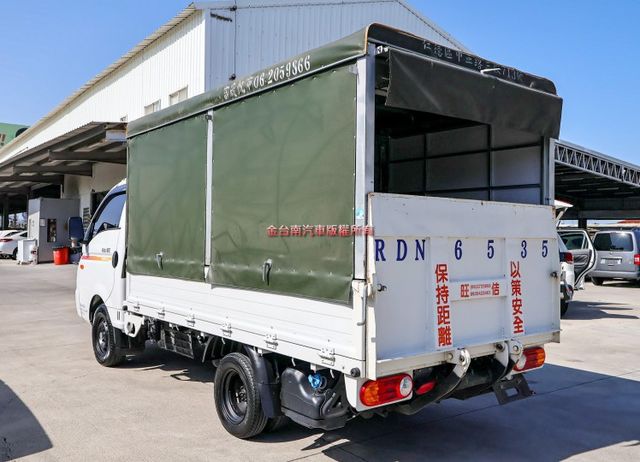 23/7出廠 只跑1萬公里 全車原鈑件 六速手排 搖控尾門 五面帆布 ABS 循跡防滑 跟新車一樣 里程保證  第2張相片