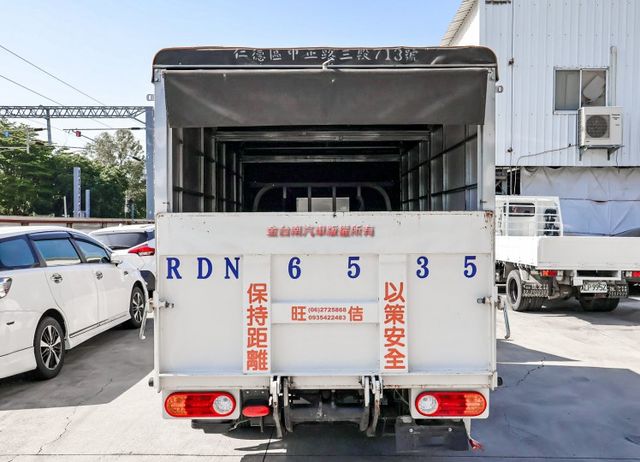 23/7出廠 只跑1萬公里 全車原鈑件 六速手排 搖控尾門 五面帆布 ABS 循跡防滑 跟新車一樣 里程保證  第3張相片