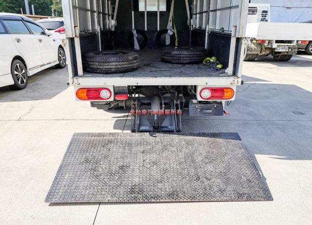 23/7出廠 只跑1萬公里 全車原鈑件 六速手排 搖控尾門 五面帆布 ABS 循跡防滑 跟新車一樣 里程保證  第4張相片