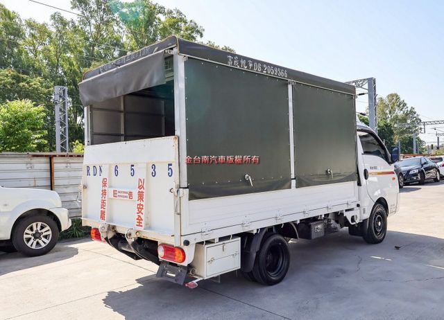 23/7出廠 只跑1萬公里 全車原鈑件 六速手排 搖控尾門 五面帆布 ABS 循跡防滑 跟新車一樣 里程保證  第5張相片