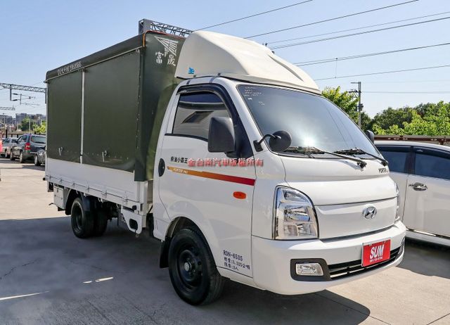 23/7出廠 只跑1萬公里 全車原鈑件 六速手排 搖控尾門 五面帆布 ABS 循跡防滑 跟新車一樣 里程保證  第6張相片