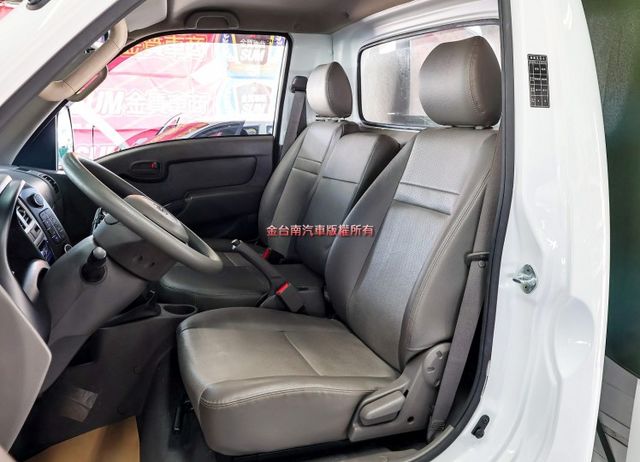 23/7出廠 只跑1萬公里 全車原鈑件 六速手排 搖控尾門 五面帆布 ABS 循跡防滑 跟新車一樣 里程保證  第11張相片