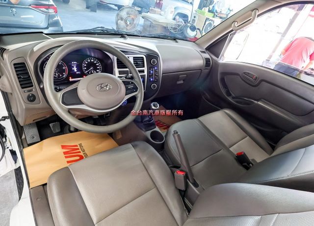 23/7出廠 只跑1萬公里 全車原鈑件 六速手排 搖控尾門 五面帆布 ABS 循跡防滑 跟新車一樣 里程保證  第12張相片