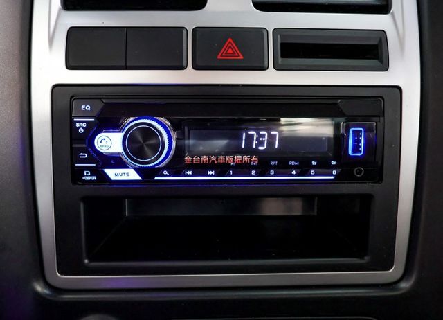 23/7出廠 只跑1萬公里 全車原鈑件 六速手排 搖控尾門 五面帆布 ABS 循跡防滑 跟新車一樣 里程保證  第17張相片