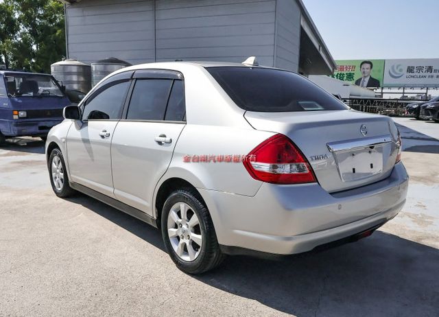 只跑10.7萬 全車原鈑件 影音 衛星導航 倒車顯影 雙安 鋁圈 皮椅 里程保證 代步最佳選擇!  第2張相片