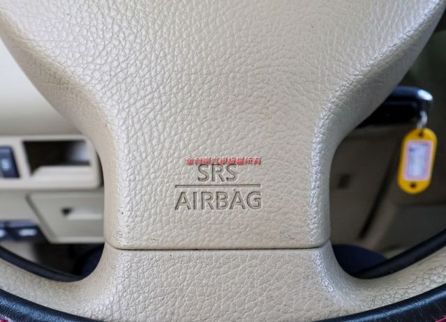 只跑10.7萬 全車原鈑件 影音 衛星導航 倒車顯影 雙安 鋁圈 皮椅 里程保證 代步最佳選擇!  第16張相片