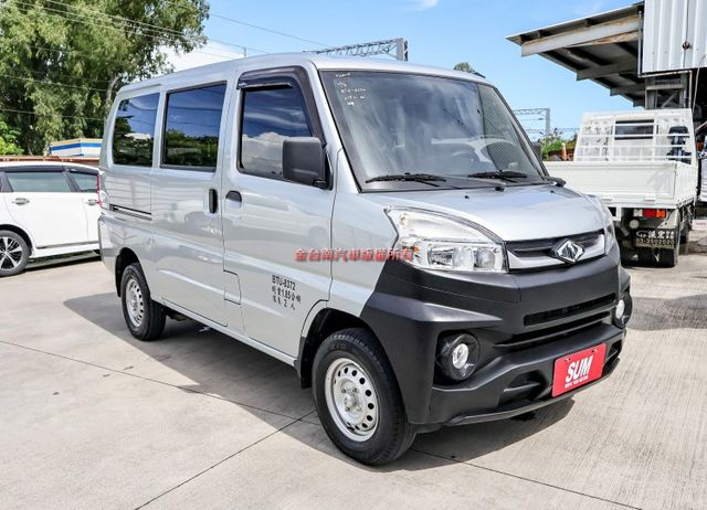 廂式 只跑6千 根本新車 盲點 ABS TCS 全車原鈑件 里程保證 附全額發票 可全貸!  第5張相片