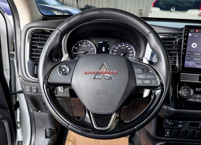 最高旗艦版 4WD 天窗 電動尾門 ACC AEB 車道偏離 盲點 快撥 雙區恆溫 影音 iKEY 全車原鈑件!  第11張相片