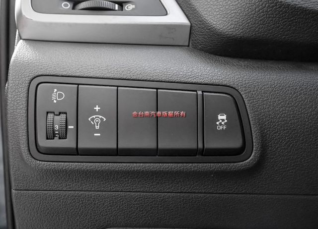 汽油時尚版 只跑7.3萬 定速 TCS ABS 雙區恆溫 電動椅 iKEY 六安 全車原鈑件 里程保證 可全貸!  第11張相片