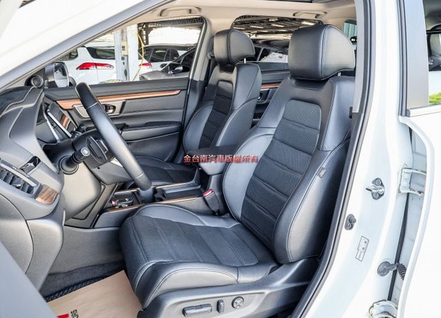 最高S版 只跑3.4萬 全景天窗 雙電動椅 ACC AEB 車道偏離 快撥 衛星導航 電動尾門 全車原鈑件 可全貸!  第7張相片