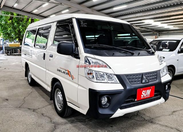 自排 八人座 客貨兩用 一手車 只跑6.9萬 TCS 盲點 倒車顯影 NAVI 影音 附全額發票 可全貸 事業打拼好幫手  第5張相片