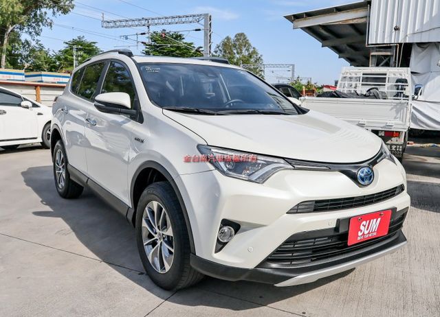 油電 只跑11.9萬 ACC AEB 車道偏離 天窗 車載系統 電動椅 盲點 HUD 電動尾門 影音 衛星導航 原鈑件  第4張相片