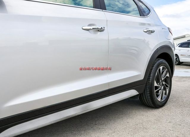 豪華版 只跑8.8萬 iKEY 電動尾門 電動椅 ACC AEB 影音 環景 全車原鈑件 可全貸 不用殺價就很便宜!  第6張相片