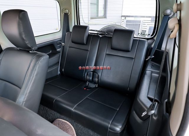 四輪傳動 ABS 雙安 一年只跑不到九千 里程保證 全車原板件 可全貸 不用殺價就很便宜!  第11張相片