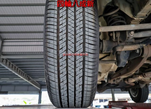 四輪傳動 ABS 雙安 一年只跑不到九千 里程保證 全車原板件 可全貸 不用殺價就很便宜!  第19張相片