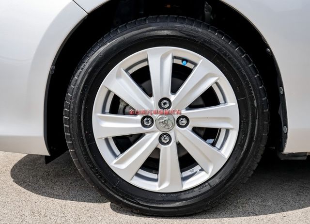經典版 只跑6.9萬 鋁圈 倒車雷達 ABS 雙安 電動後視鏡 原鈑件 里程保證 代步通勤最佳選擇!  第7張相片