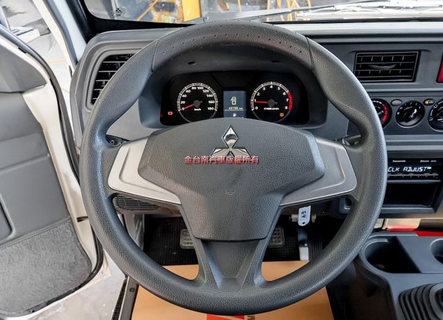 框式 一手車 只跑4.3萬 全車原鈑件 TCS ABS 音響主機 里程保證 附全額發票 可全貸!  第12張相片