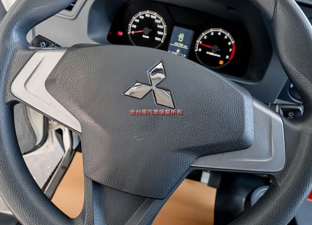 框式 一手車 只跑4.3萬 全車原鈑件 TCS ABS 音響主機 里程保證 附全額發票 可全貸!  第13張相片