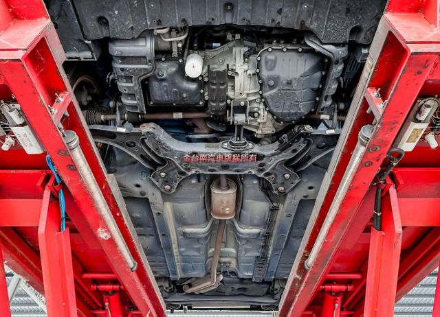 一手車 全車原鈑件 只跑2.1萬 極少里程 加裝盲點 影音 衛星導航 ABS TCS  里程保證 可全貸!  第19張相片