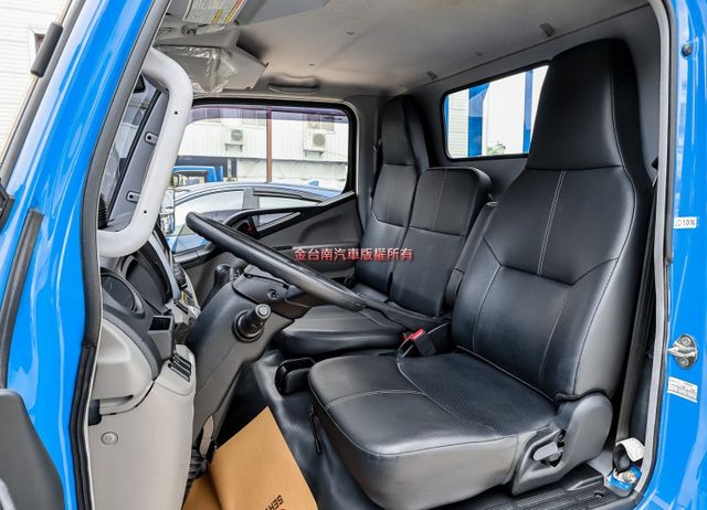 自手排變速箱 貨框 一手車 只跑4.5萬 原廠保養 車道偏離 視野輔助 ABS TCS 附全額發票 可全貸!  第7張相片