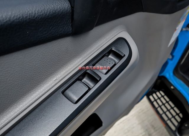 自手排變速箱 貨框 一手車 只跑4.5萬 原廠保養 車道偏離 視野輔助 ABS TCS 附全額發票 可全貸!  第8張相片