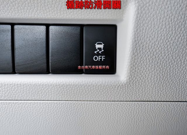原裝進口 都會通勤最佳選擇 只跑3.3萬 全車原板件 iKEY 原廠影音 車載系統 恆溫 可全貸 不用殺價就很便宜!  第12張相片