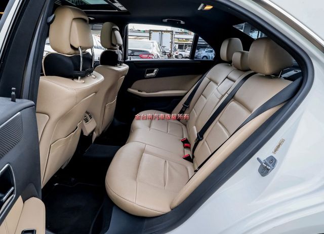 E350 AMG 全車原鈑件 天窗 定速 雙記憶電熱椅 大螢幕安卓機 衛星導航 ABS 里程保證  第8張相片