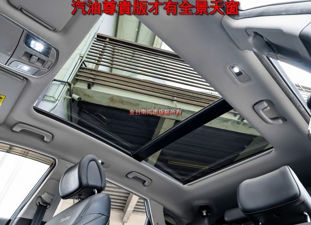 1.6渦輪 汽油尊貴型 全景天窗 大包 電動椅 電動尾門 環景 無線CARPLAY 少跑里程保證 全車原板件 可全貸!  第11張相片