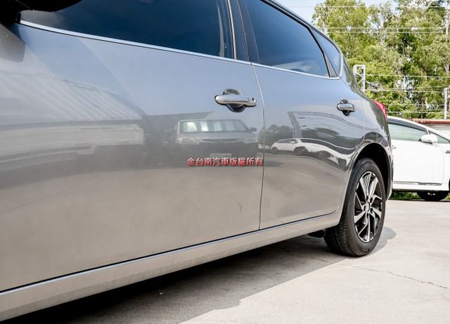 一手車 只跑2萬 全車原鈑件 影音 衛星導航 倒車顯影 抬頭顯示器 ABS TCS  里程保證 可全貸!  第6張相片
