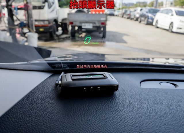 一手車 只跑2萬 全車原鈑件 影音 衛星導航 倒車顯影 抬頭顯示器 ABS TCS  里程保證 可全貸!  第10張相片