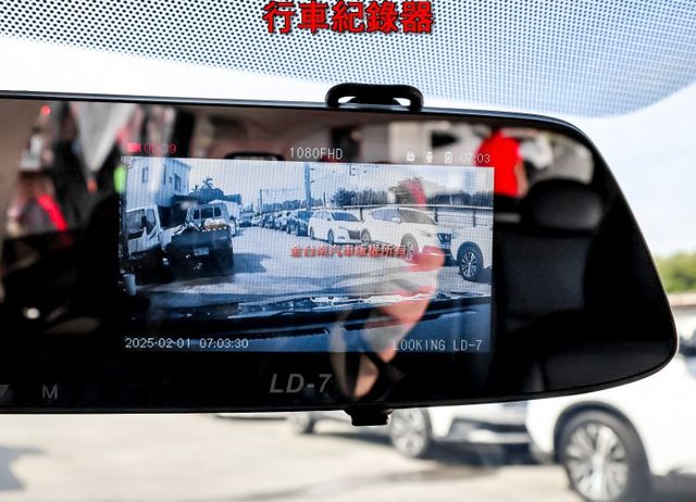 一手車 只跑2萬 全車原鈑件 影音 衛星導航 倒車顯影 抬頭顯示器 ABS TCS  里程保證 可全貸!  第13張相片
