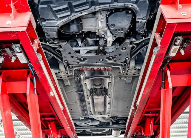一手車 只跑2萬 全車原鈑件 影音 衛星導航 倒車顯影 抬頭顯示器 ABS TCS  里程保證 可全貸!  第18張相片