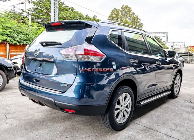 2.0 玩美影音版 只跑5.4萬 全車原板件 原廠影音 衛星導航 環景倒車顯影 全車六安 可全貸 不用殺價就很便宜!  第3張相片