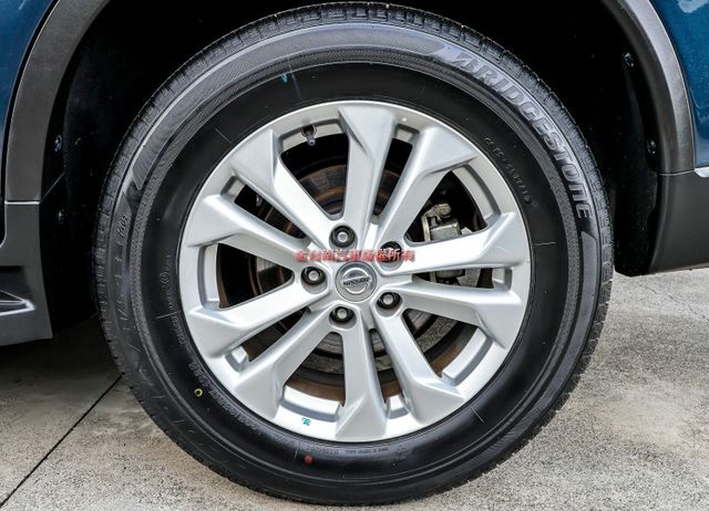 2.0 玩美影音版 只跑5.4萬 全車原板件 原廠影音 衛星導航 環景倒車顯影 全車六安 可全貸 不用殺價就很便宜!  第9張相片