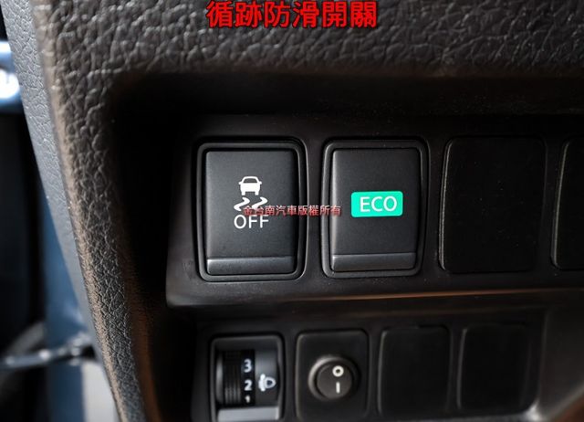 2.0 玩美影音版 只跑5.4萬 全車原板件 原廠影音 衛星導航 環景倒車顯影 全車六安 可全貸 不用殺價就很便宜!  第12張相片