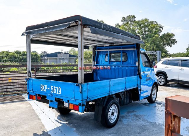 自排 篷式 三面開帆布 只跑2.8萬 全車原板件 ABS TCS 原廠保養 附全額發票 可全貸 事業打拼好幫手!  第4張相片