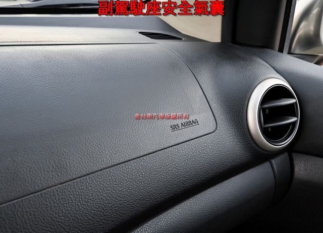 一年只跑1萬出頭 里程保證 全車原板件 恆溫空調 抬頭顯示器 雙安 代步通勤好選擇 可全貸 不用殺價就很便宜!  第16張相片