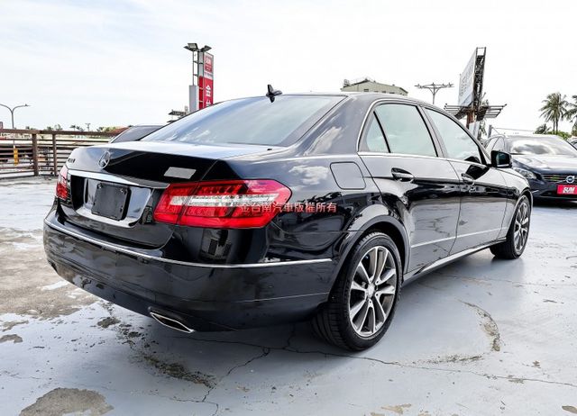 總代理 13年式 E300 Avantgarde 252匹馬力 天窗 雙記憶椅 倒車顯影 NAVI 全車八安 全車原板件  第2張相片