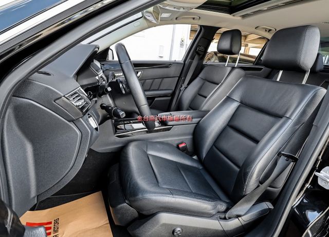 總代理 13年式 E300 Avantgarde 252匹馬力 天窗 雙記憶椅 倒車顯影 NAVI 全車八安 全車原板件  第8張相片