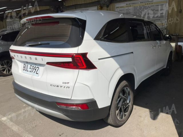 只跑1.1萬 全景天窗 電動椅 電滑門 環景 衛星導航 車載系統 ACC AEB 原鈑件 LED頭尾燈!  第2張相片