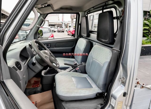 框式 只跑13.7萬 全車原鈑件 音響主機 里程保證 打拼事業好幫手 附全額發票!  第8張相片