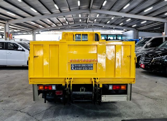 貨框 自手排變速箱 一手車 只跑3.4萬 全車原板件 電動尾門 倒車顯影 原廠保養 附全額發票 可全貸 不用殺價就很便宜  第3張相片