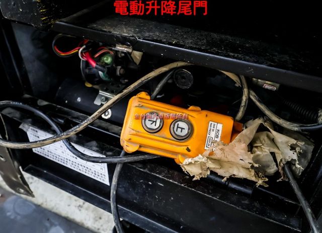 貨框 自手排變速箱 一手車 只跑3.4萬 全車原板件 電動尾門 倒車顯影 原廠保養 附全額發票 可全貸 不用殺價就很便宜  第7張相片